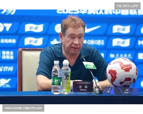 上海申花主帅斯卢茨基被描述为执教风格固执，偏爱442菱形中场阵型。